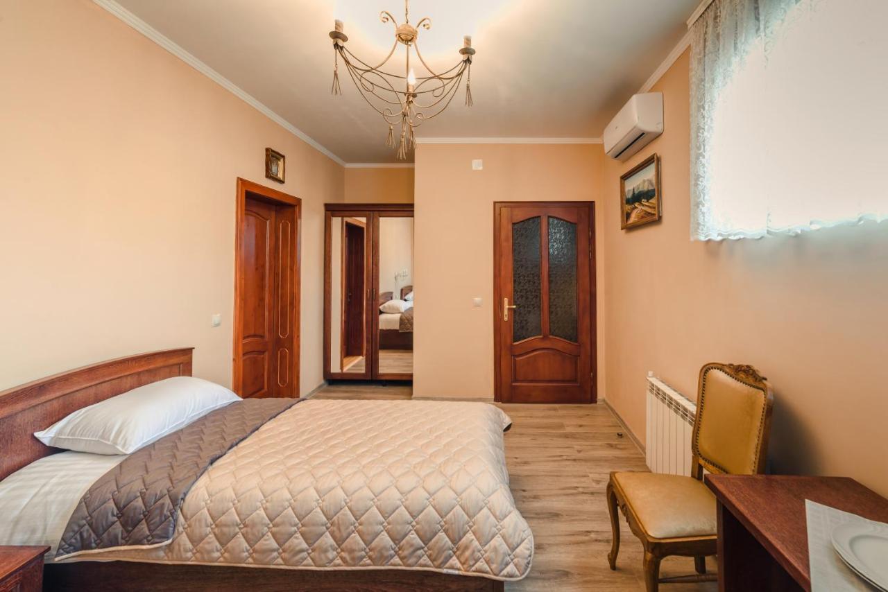 Готель «Вишневий Сад» Mukácheve Exterior foto