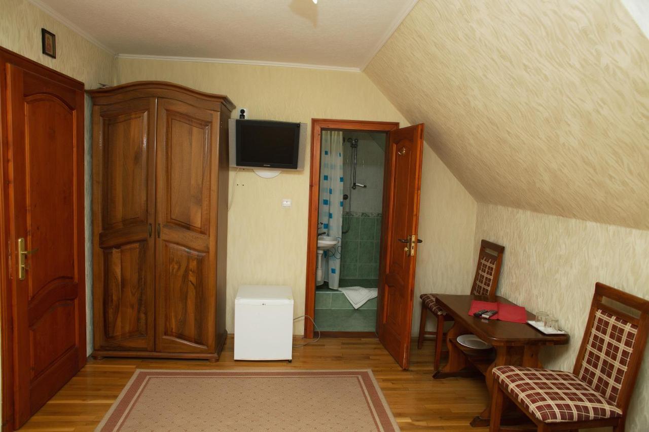 Готель «Вишневий Сад» Mukácheve Exterior foto